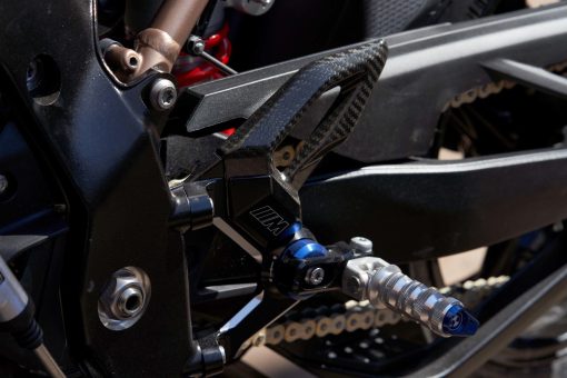 2021-BMW-S1000R-11